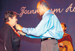 Vilma receiving her journalism award in 2006. (Picture by Sunday Times of Sri Lanka)