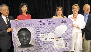 Paul Ting, CNIB; Susan Eng, Canada’s Association for the Fifty Plus; Shelly Scott, Canadian Council for the Blind;  Minister Kathleen Wynne, and Jim Tokos, Canadian Council for the Blind