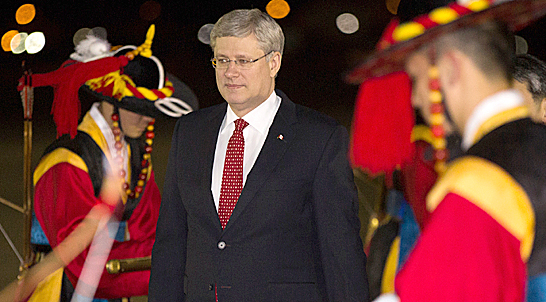 Prime Minister Stephen Harper inspects the Honour Guard upon his arrival in the Republic of Korea today. (Picture by Jason Ransom/PMO)