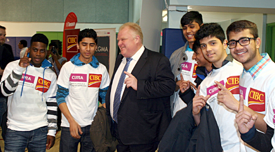 Toronto Mayor Rob Ford shares a light moment with Toronto school cricketers on Thursday. (Lanka Reporter Photos)