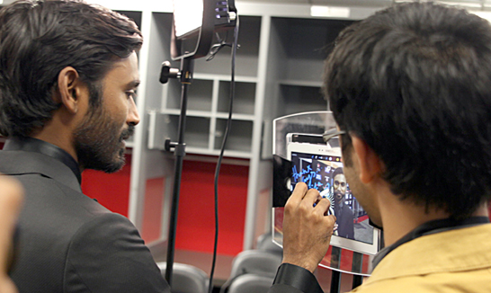 TWITTER MIRROR: Dhanush takes a selfie and signs the image on Twitter Mirror IIFA 2014 was the first South Asian show to employ the technology. (Picture by Mahesh Abeyewardene)