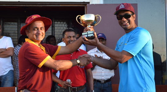 Nalanda skipper with the trophy.