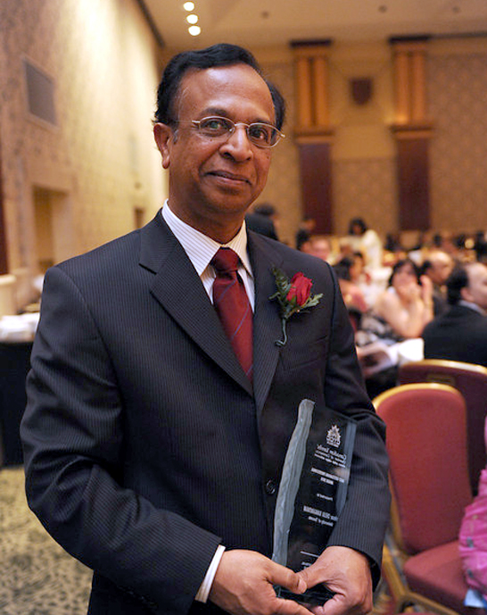 Professor Chelva receives an award from  the Canadian Tamils Chamber of Commerce April at Fairmount Royal York in April 2010. Picture by CTCC