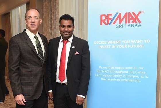 Larry E. Oberly, Vice President, Global Development RE/MAX LLC (left) with Sujan Shan Director & Regional Owner at RE/MAX Sri Lanka. (Picture by Gana Arumugam) 