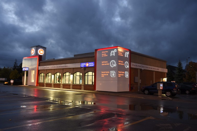  Richmond Hill Post Office--Interiors and exteriors of a new Canada Post retail location in Richmond Hill, Ontario, Tuesday, October 13, 2015.  CANADA POST CORPORATION PHOTO/The Canadian Press Images/Aaron Vincent Elkaim