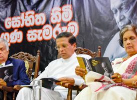 Prime Minister Wickremasinghe, President Sirisena, Former President Kumaratunga read a commemorative book. (Pics by Sudath Silva)